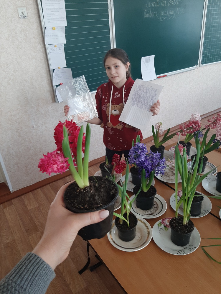 Ученица Глория Арнаут со списком счастливых покупателей ее цветов
