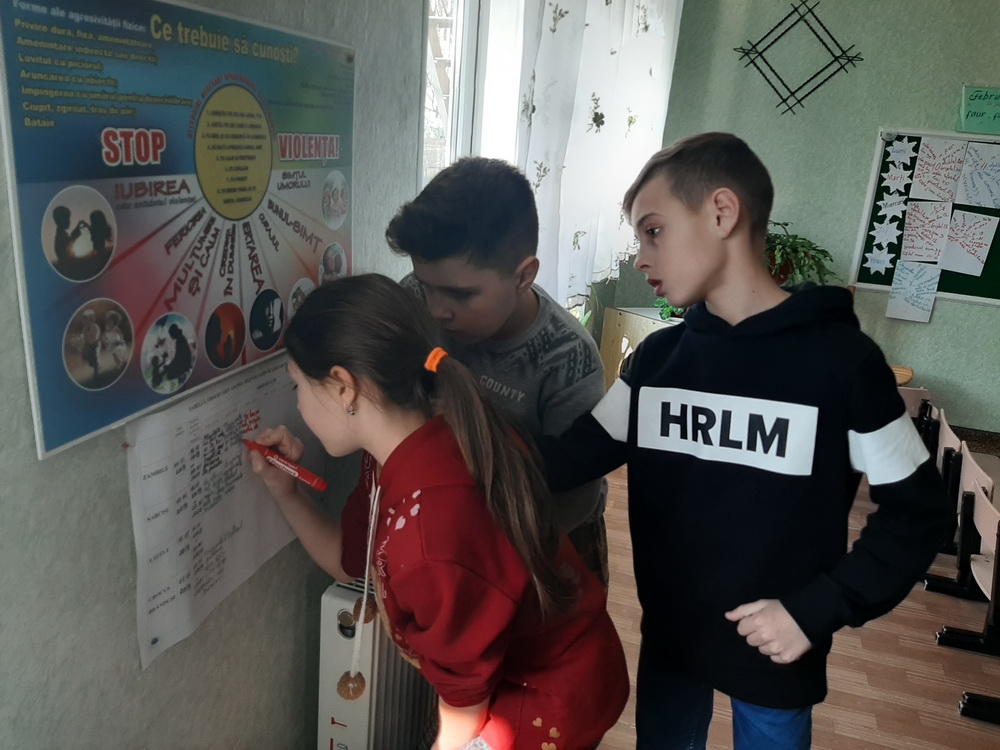 Школьники Максим Раилеан, Глория Арнаут и Ион Казаченко записывают свои наблюдения